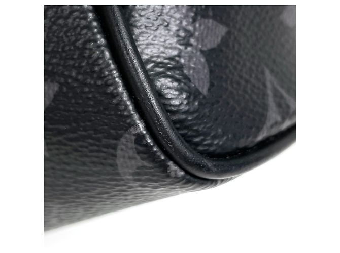 Borsa a tracolla Louis Vuitton District MM Nero - vista 3