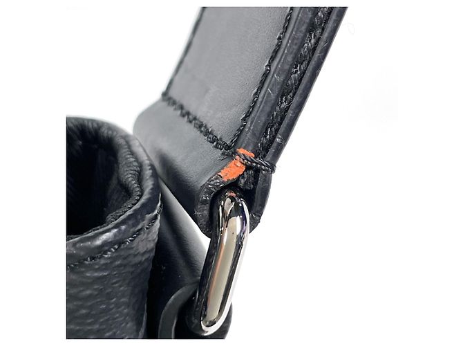 Borsa a tracolla Louis Vuitton District MM Nero - vista 4
