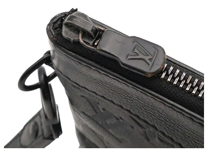 Louis Vuitton Monogram Shadow Pochette To Go Clutch Bag Nero Bianco - vista 6
