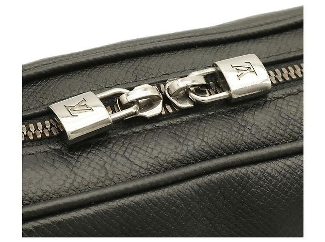 Borsa a tracolla Louis Vuitton Taiga PM Nero Grigio - vista 8