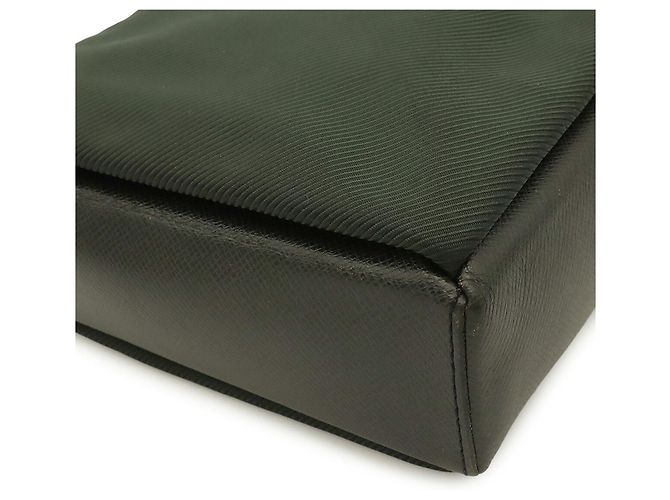 Sac à épaule Louis Vuitton Taiga Sayan Noir Gris - vue 4