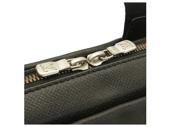 Sac à épaule Louis Vuitton Taiga Sayan Noir Gris - vue 7