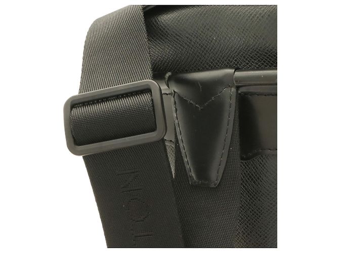 Borsa a tracolla Louis Vuitton Taiga Yaranga Nero Grigio - vista 5