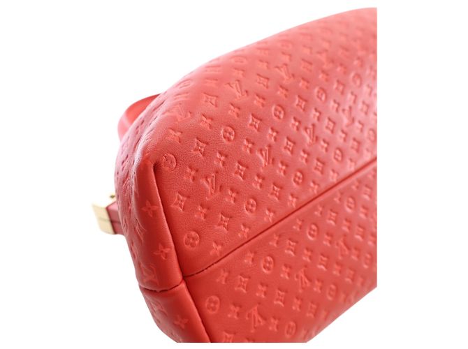 Borsa Nanogram Louis Vuitton in pelle di vitello goffrata rossa Rosso - vista 6