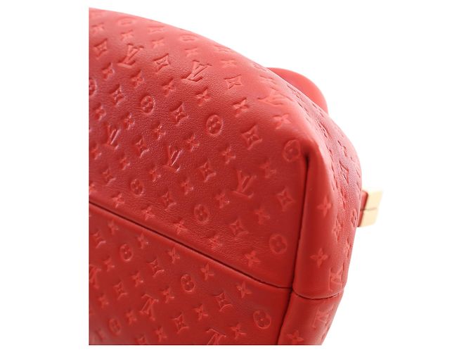 Borsa Nanogram Louis Vuitton in pelle di vitello goffrata rossa Rosso - vista 7