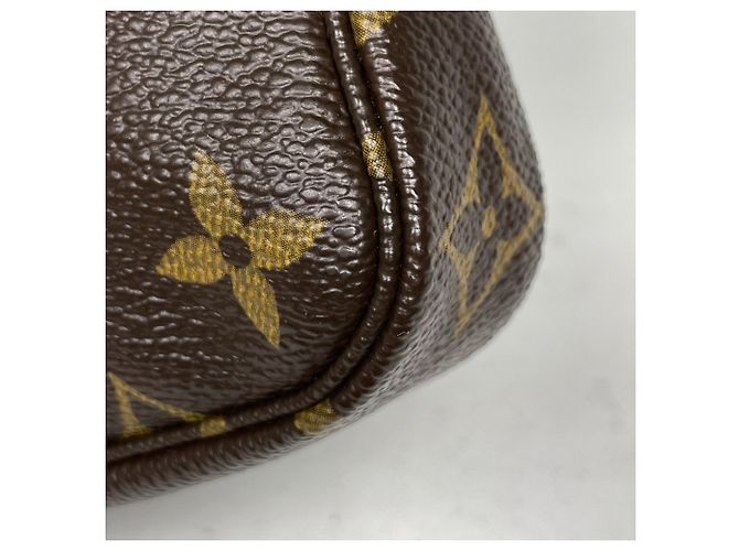 Louis Vuitton Mini Pochette Accessoires Castaño - vista 3