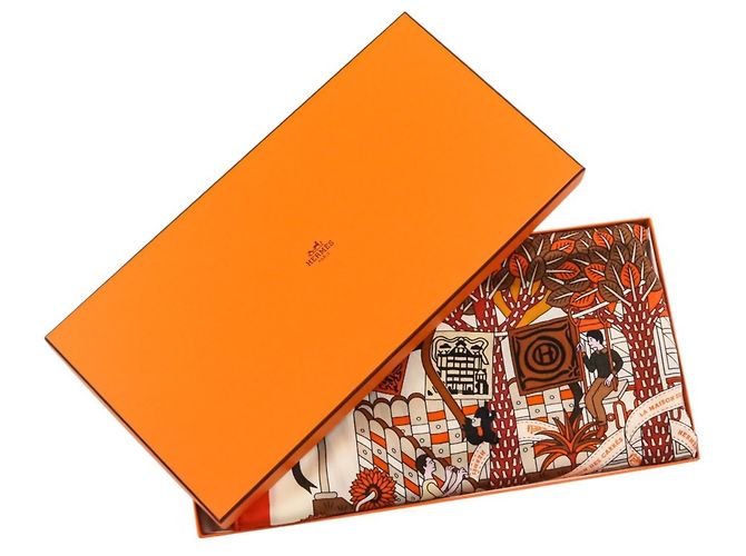 Hermès Foulard in cashmere e seta Hermes La Maison des Carrés Beige Arancione - vista 14