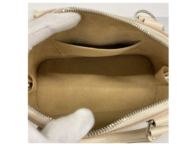 Borsa a mano Louis Vuitton Alma BB in pelle Epi Bianco - vista 4