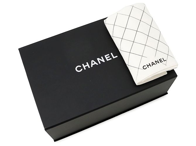 Borsa a tracolla Chanel Matelassé con catena bianca Bianco - vista 18