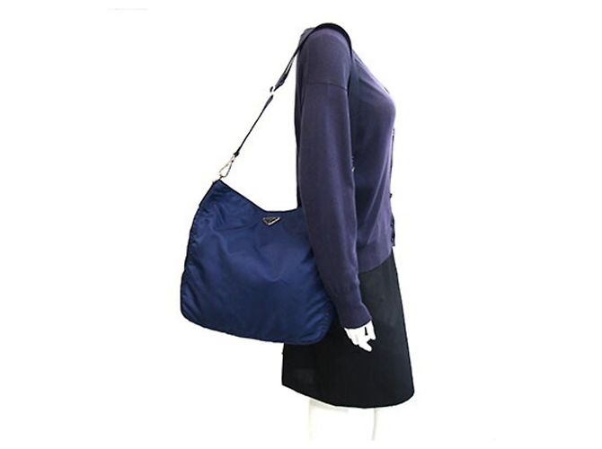 Borsa a tracolla Prada in nylon e pelle blu navy - vista 9