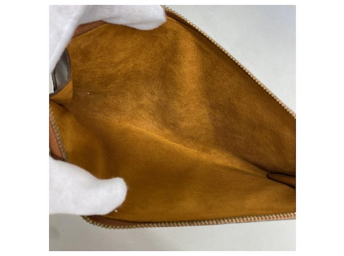 Louis Vuitton Epi Pochette Accessoires Pouch in Kenyan Brown Marrone - vista 4