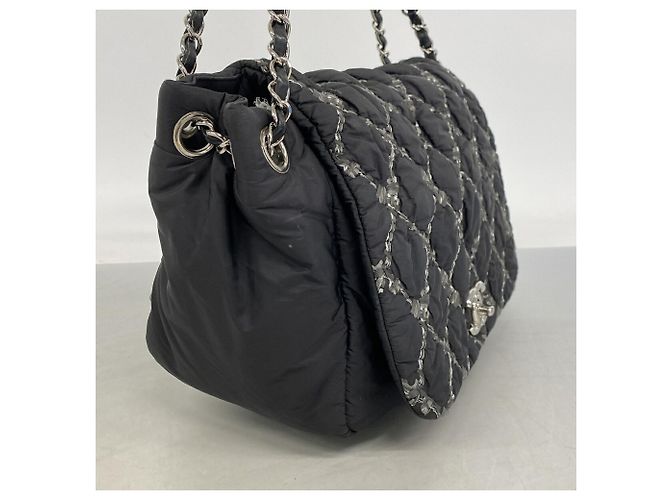 Borsa a tracolla Chanel in nylon nero - vista 2