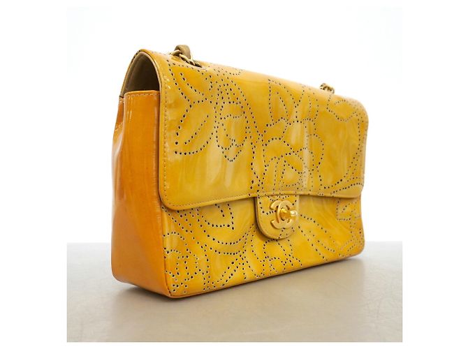 Borsa a tracolla Chanel in pelle verniciata gialla Giallo - vista 2