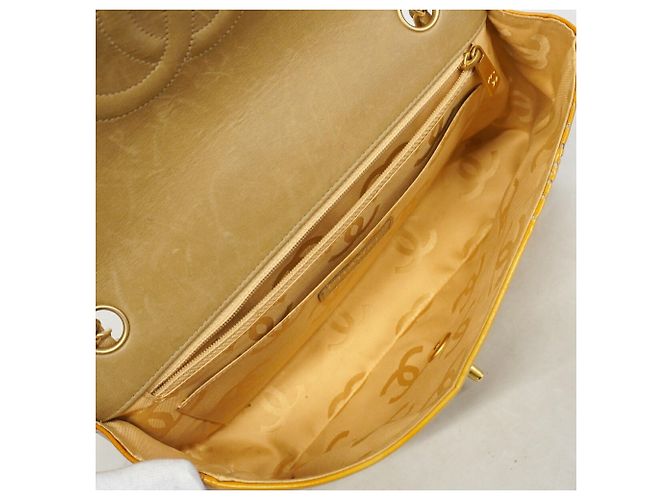 Borsa a tracolla Chanel in pelle verniciata gialla Giallo - vista 4
