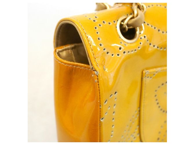 Borsa a tracolla Chanel in pelle verniciata gialla Giallo - vista 6
