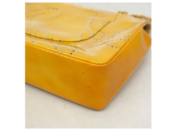 Borsa a tracolla Chanel in pelle verniciata gialla Giallo - vista 7