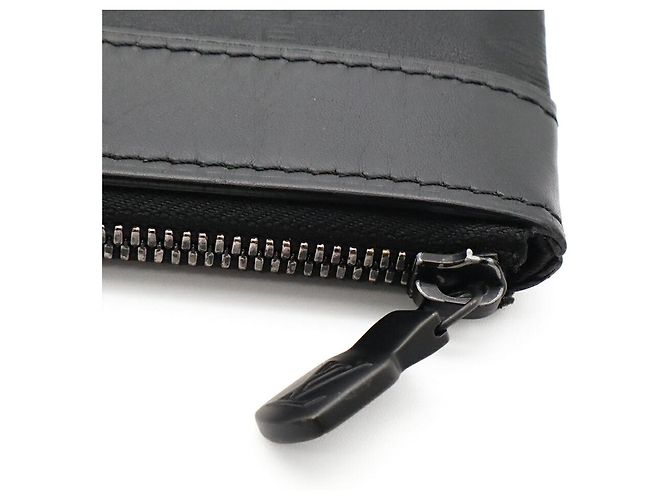 Louis Vuitton Pochette Discovery Clutch Negro - vista 4