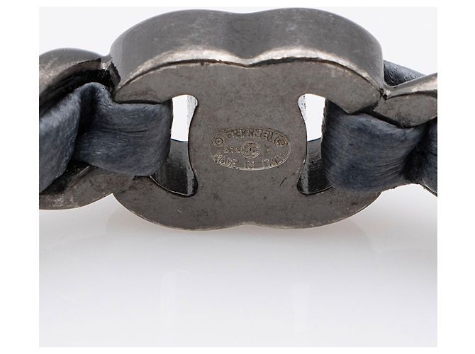 Gabrielle Bracciale rigido Chanel in pelle con catena e chiusura CC Grigio - vista 3