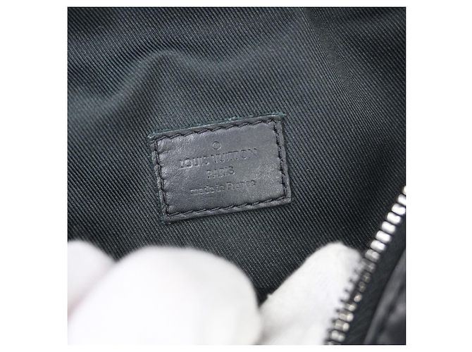 Louis Vuitton Discovery Bumbag Monogram Shadow Leather PM Nero - vista 4