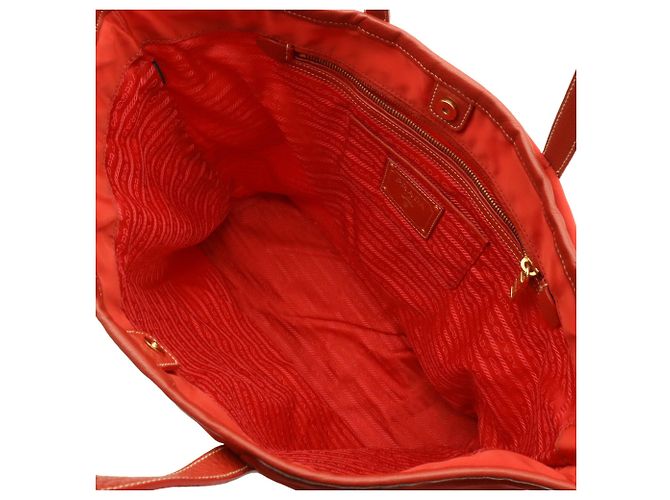 Prada Tote/Schultertasche aus rotem Nylon und Leder - Ansicht 6
