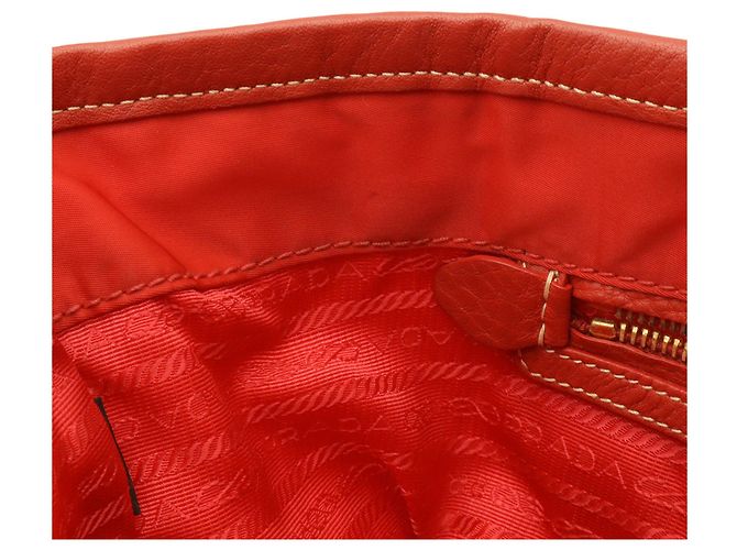 Prada Tote/Schultertasche aus rotem Nylon und Leder - Ansicht 7