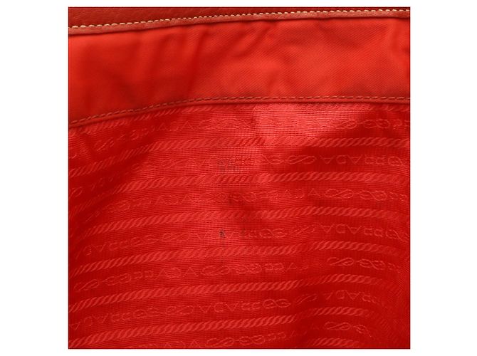 Prada Tote/Schultertasche aus rotem Nylon und Leder - Ansicht 8