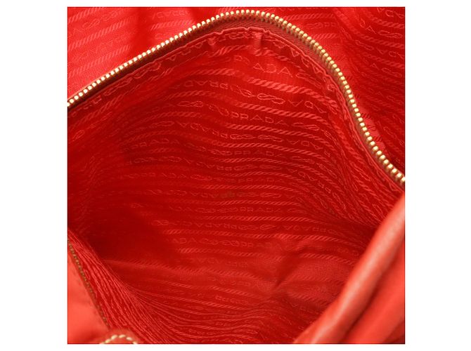 Prada Tote/Schultertasche aus rotem Nylon und Leder - Ansicht 9