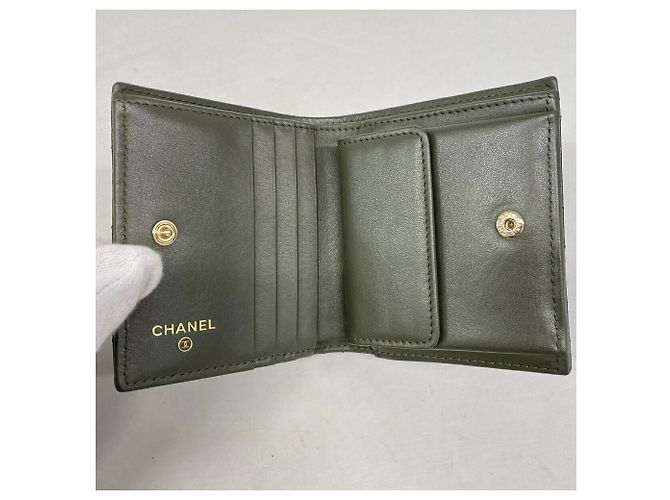 Cartera bi-fold Chanel de piel de becerro granulada caqui - vista 3