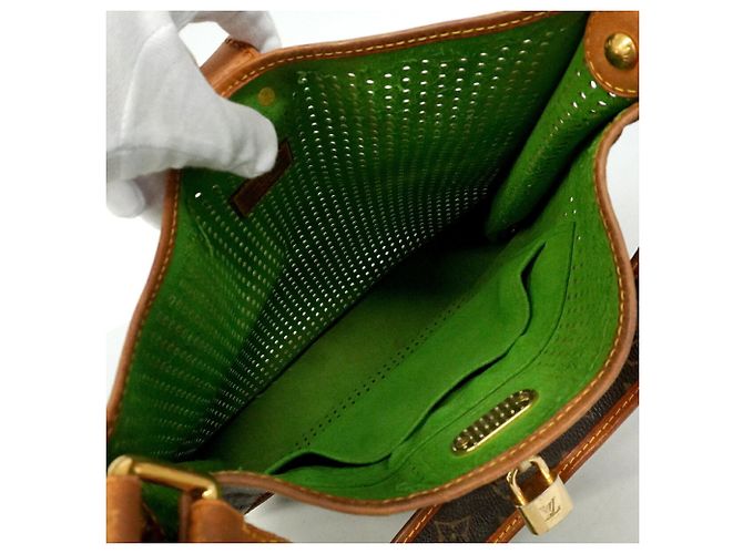 Borsa a tracolla Louis Vuitton Monogram Perfo Musette Verde chiaro - vista 4