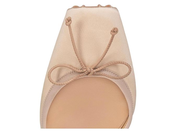 Christian Louboutin Satin-Pumps in Beige mit Schnürung - Ansicht 4