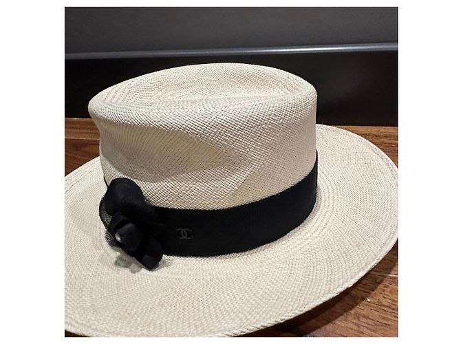 Cappello di paglia Chanel con nastro nero e Camelia Beige - vista 10