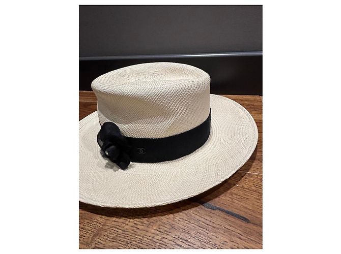 Cappello di paglia Chanel con nastro nero e Camelia Beige - vista 2