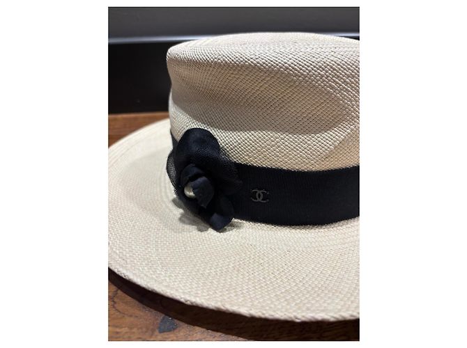Cappello di paglia Chanel con nastro nero e Camelia Beige - vista 3