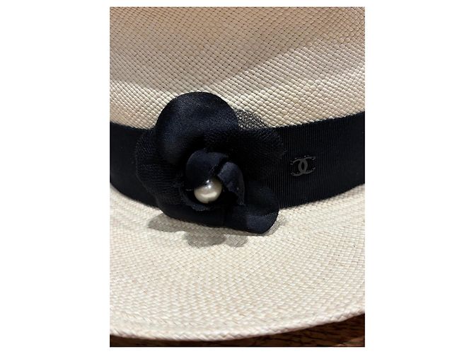 Cappello di paglia Chanel con nastro nero e Camelia Beige - vista 4