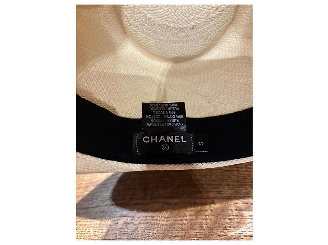 Cappello di paglia Chanel con nastro nero e Camelia Beige - vista 5