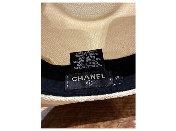 Cappello di paglia Chanel con nastro nero e Camelia Beige - vista 6