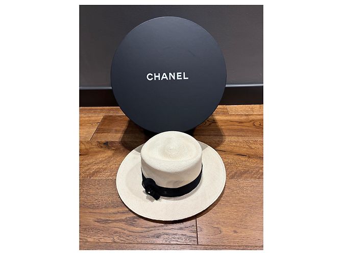 Cappello di paglia Chanel con nastro nero e Camelia Beige - vista 7