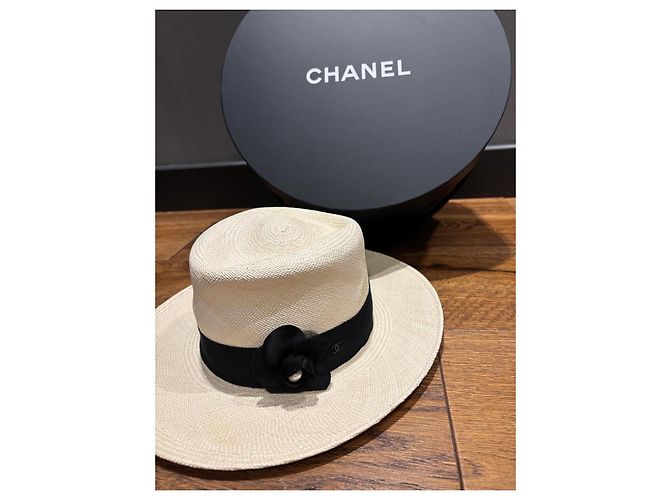 Cappello di paglia Chanel con nastro nero e Camelia Beige - vista 8