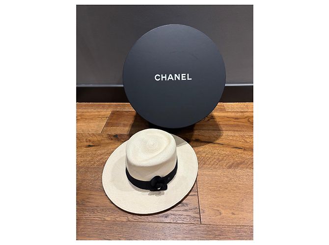 Cappello di paglia Chanel con nastro nero e Camelia Beige - vista 9