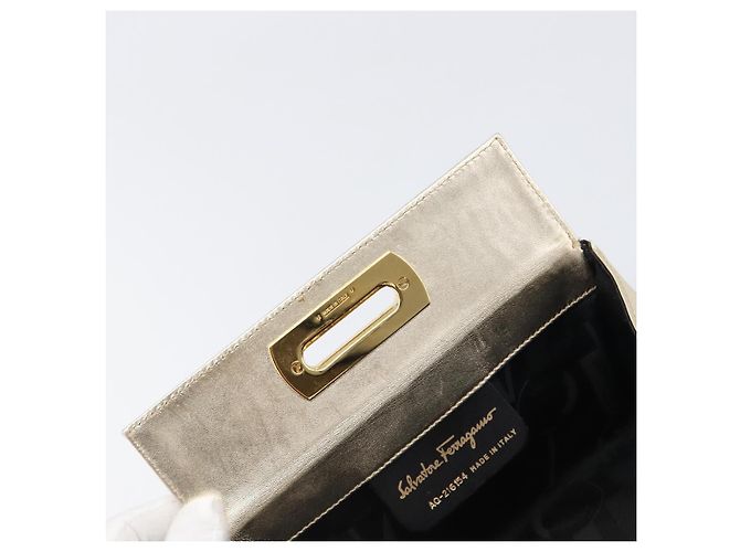 Borsa Vanity Salvatore Ferragamo Gancini in pelle oro Auth 199364A D'oro - vista 10