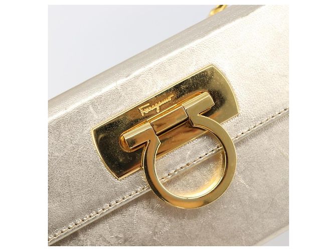 Borsa Vanity Salvatore Ferragamo Gancini in pelle oro Auth 199364A D'oro - vista 17