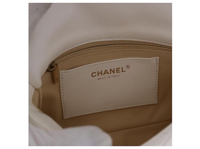 Bolsa de Ombro CHANEL Matelasse com Corrente em Couro Branco com Detalhes Dourados CC Auth 202072SAM - vista 11
