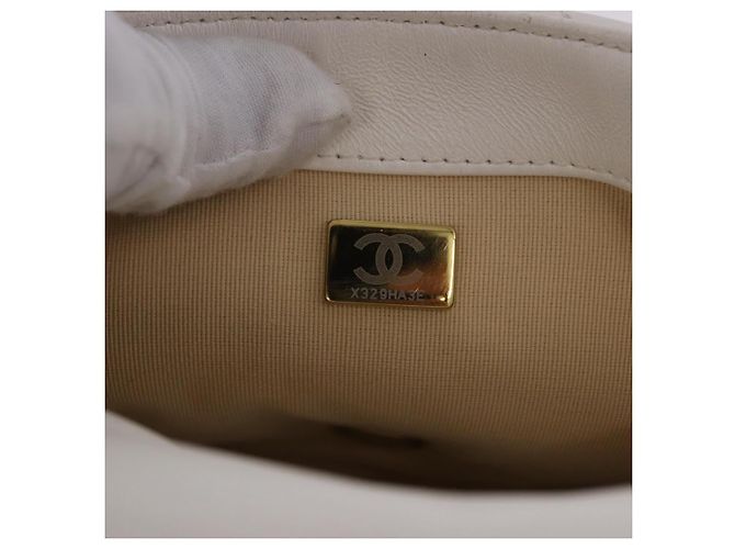 Bolsa de Ombro CHANEL Matelasse com Corrente em Couro Branco com Detalhes Dourados CC Auth 202072SAM - vista 12