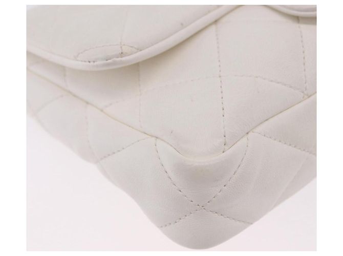 Bolsa de Ombro CHANEL Matelasse com Corrente em Couro Branco com Detalhes Dourados CC Auth 202072SAM - vista 14