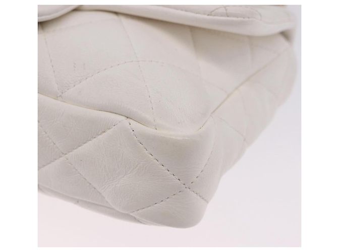 Bolsa de Ombro CHANEL Matelasse com Corrente em Couro Branco com Detalhes Dourados CC Auth 202072SAM - vista 15