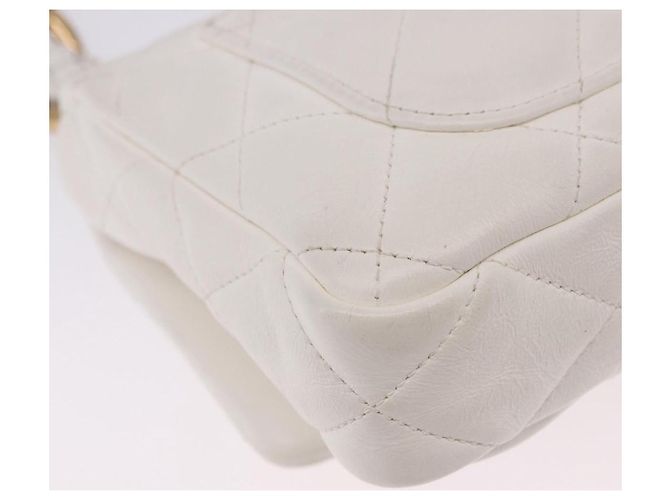 Bolsa de Ombro CHANEL Matelasse com Corrente em Couro Branco com Detalhes Dourados CC Auth 202072SAM - vista 16