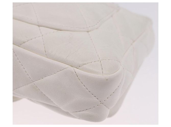 Bolsa de Ombro CHANEL Matelasse com Corrente em Couro Branco com Detalhes Dourados CC Auth 202072SAM - vista 17
