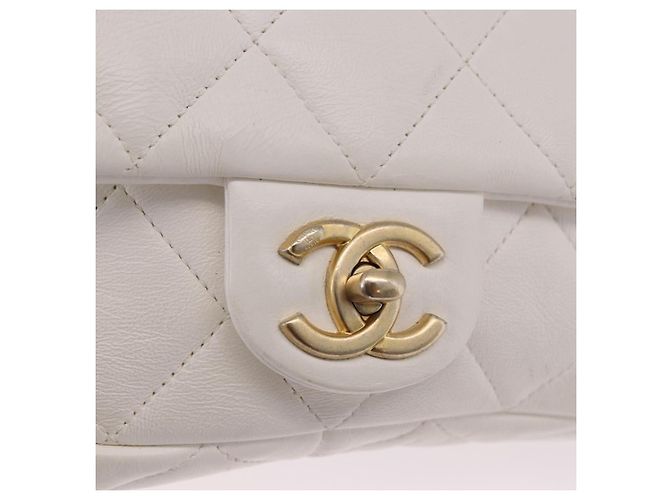 Bolsa de Ombro CHANEL Matelasse com Corrente em Couro Branco com Detalhes Dourados CC Auth 202072SAM - vista 18