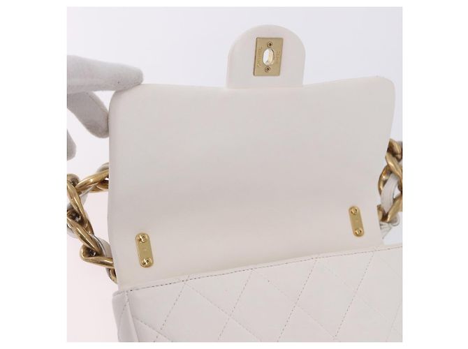 Bolsa de Ombro CHANEL Matelasse com Corrente em Couro Branco com Detalhes Dourados CC Auth 202072SAM - vista 19