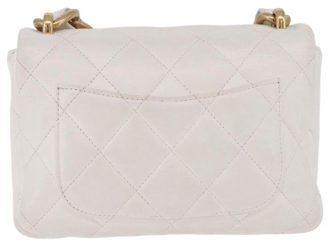 Bolsa de Ombro CHANEL Matelasse com Corrente em Couro Branco com Detalhes Dourados CC Auth 202072SAM - vista 2